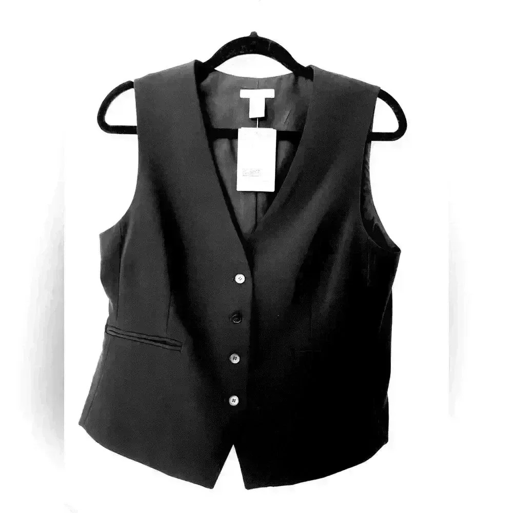 NWT H&M black button vest with faux pockets, medium.